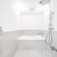 Pool 和 cave 的室內浴缸