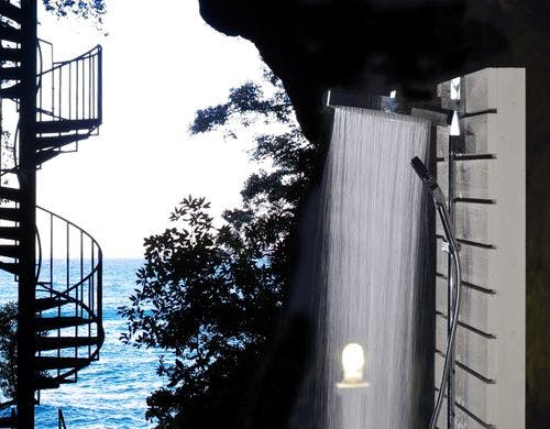 洞窟内のシャワー