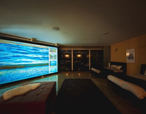 海辺の巨大シアター