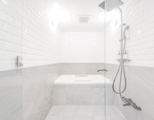 Pool and caveの内風呂のバスタブ