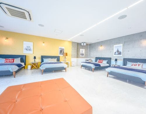 Pool and Caveの常設4ダブルベッド