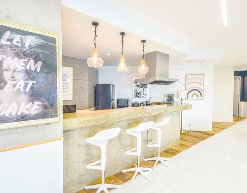 Pool and Caveのカウンターキッチン