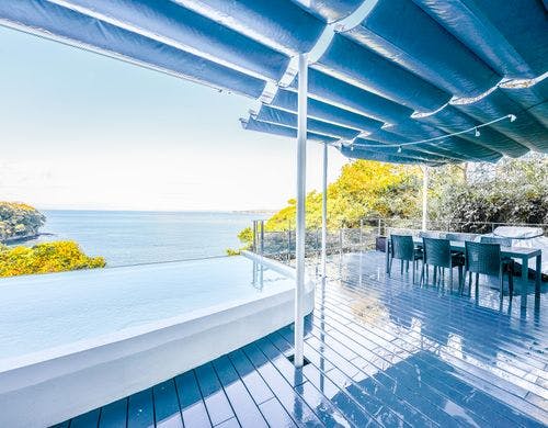 Pooland Caveのプールとテーブル