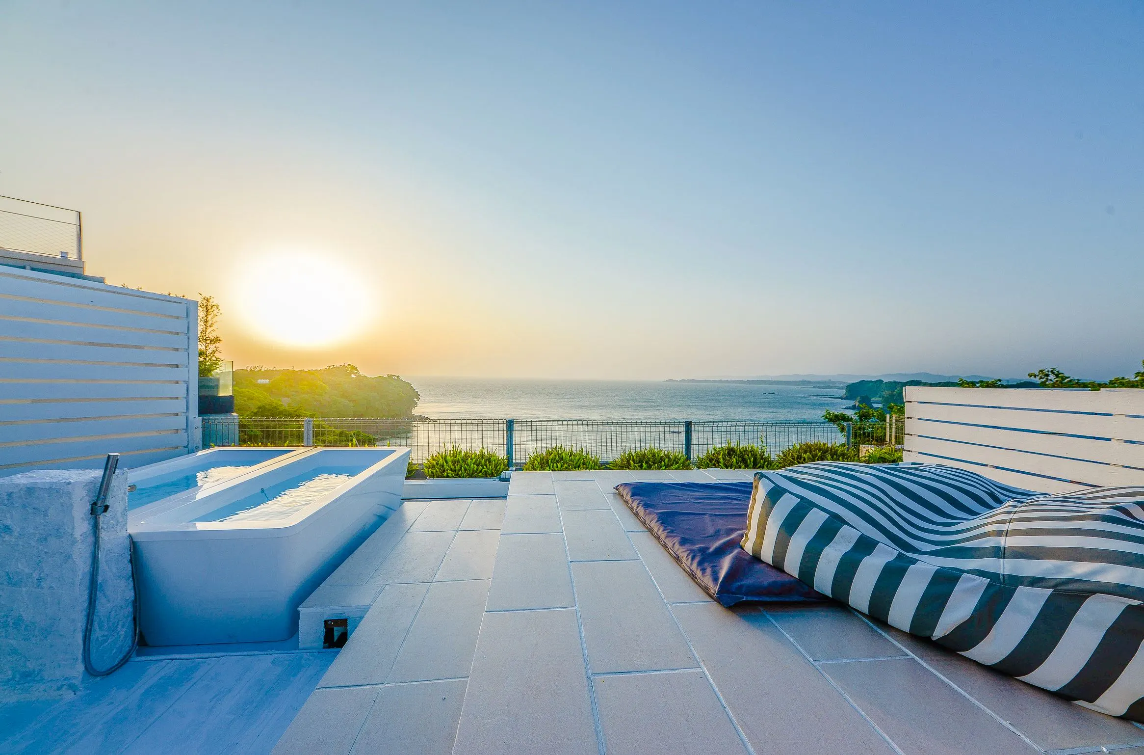 RooftopLounge的黃昏景色即將展開