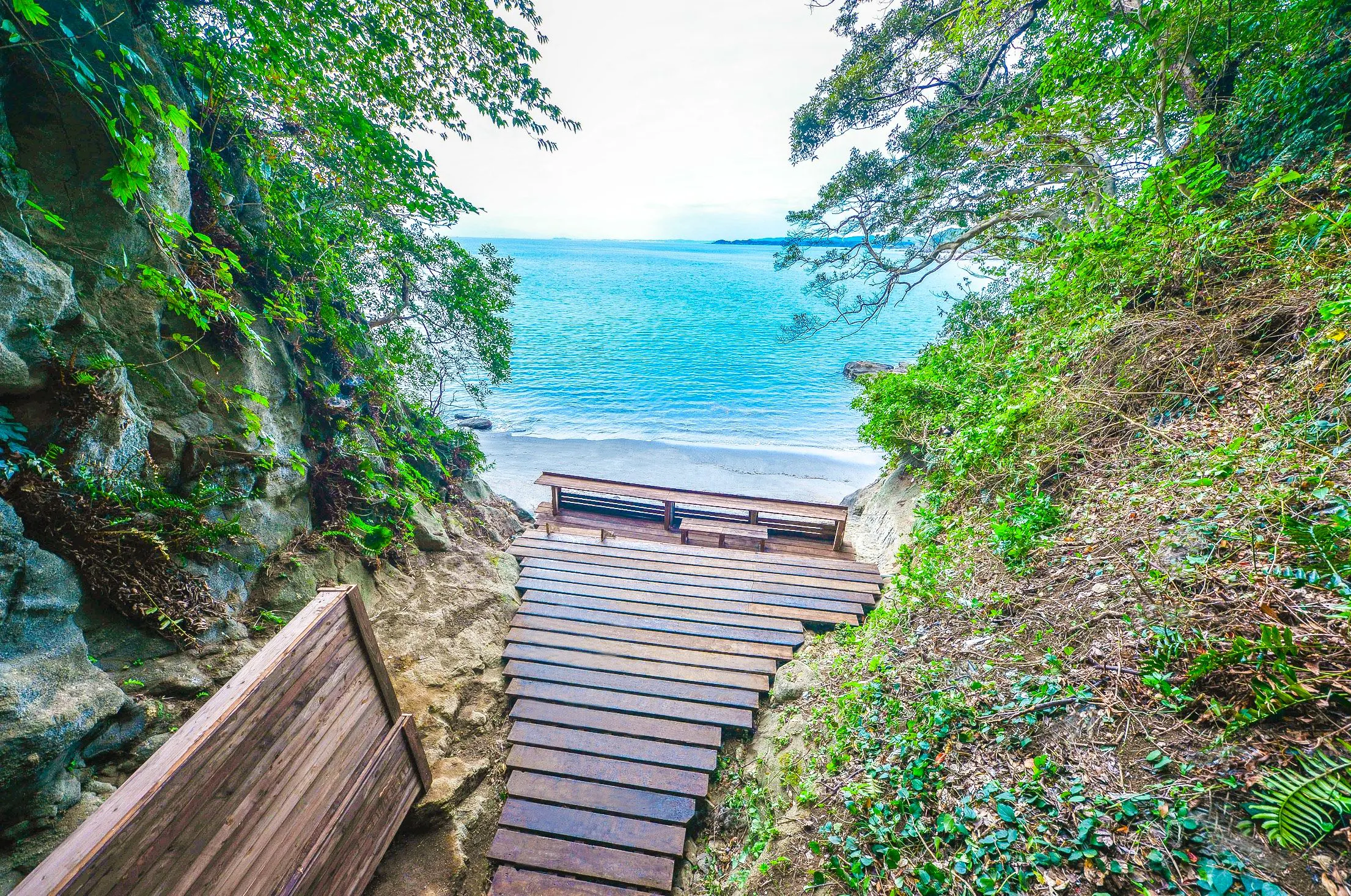 Pool and Cave 的螺旋樓梯下的露台