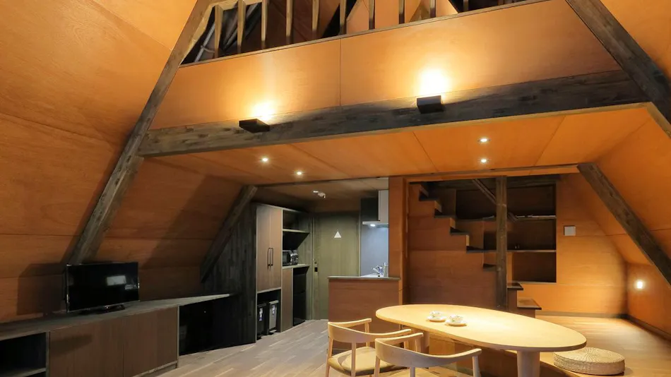 Triangular Roof Villa Yoshino