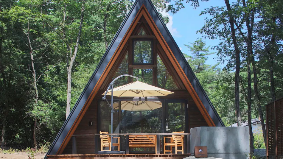 Triangular Roof Villa Yoshino