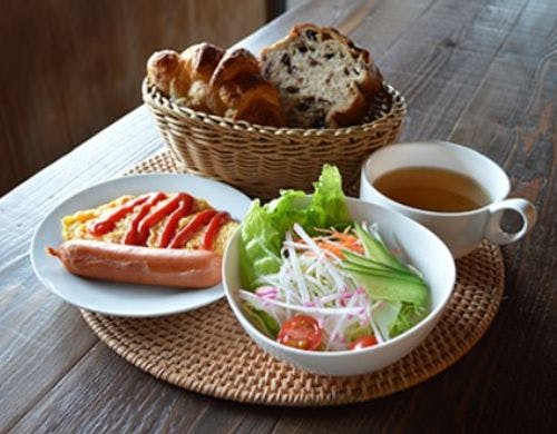 地元人気パンの洋定食