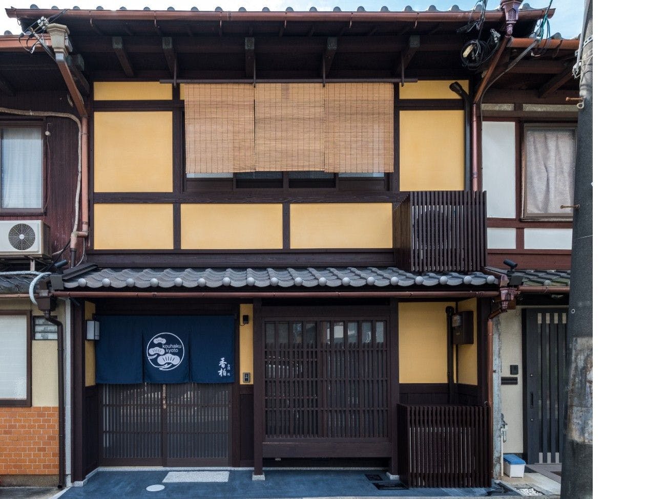 มุมมองภายนอกจากถนนหลัก