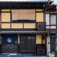 มุมมองภายนอกจากถนนหลัก