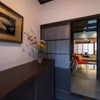 ห้องนั่งเล่นที่มีโครงสร้างเพดานสูงซึ่งเป็นลักษณะเด่นของบ้านแบบดั้งเดิม