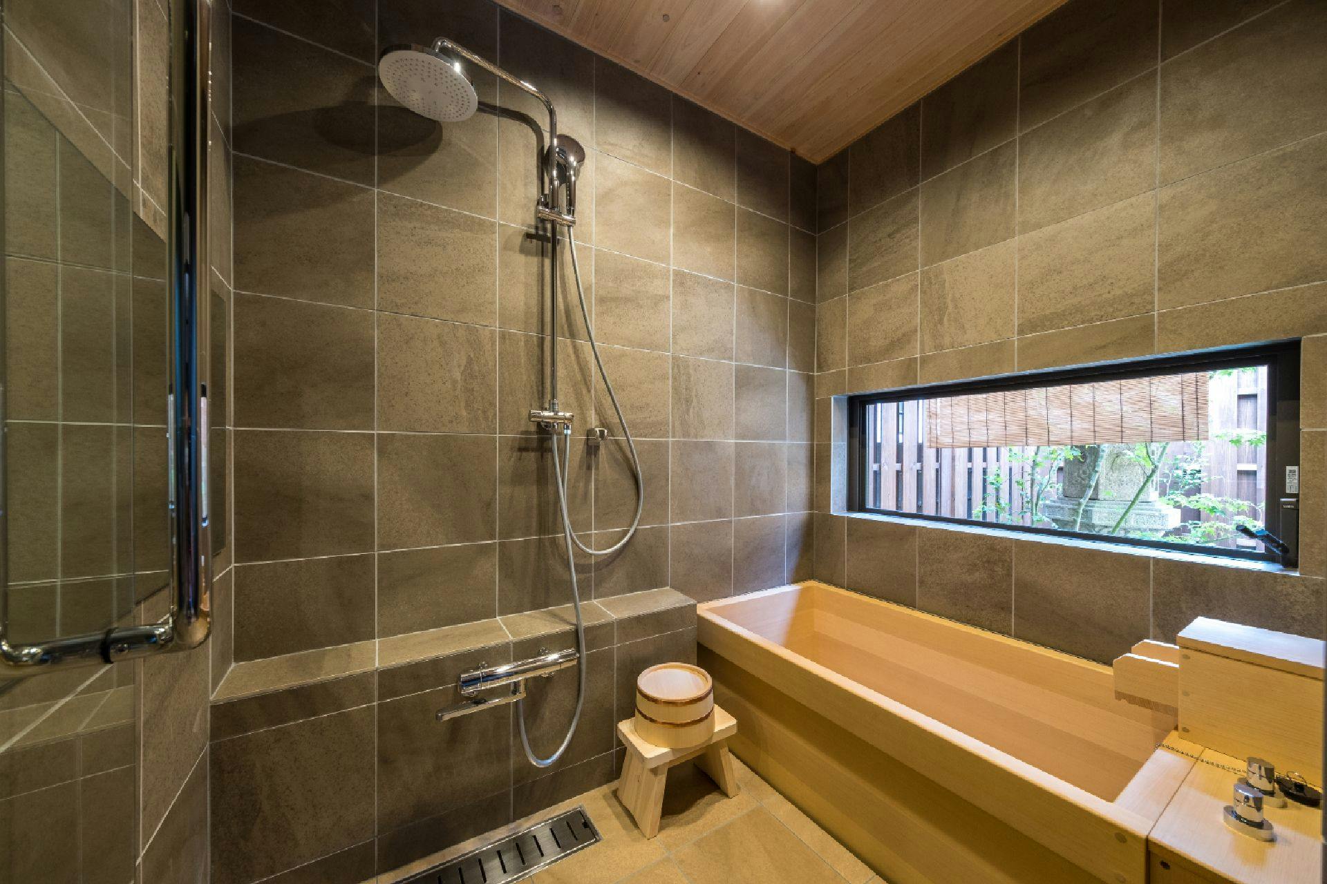 ชมสวนเล็ก ๆ และผ่อนคลายในอ่างอาบน้ำไม้ฮิโนกิในร่ม