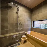 ชมสวนเล็ก ๆ และผ่อนคลายในอ่างอาบน้ำไม้ฮิโนกิในร่ม