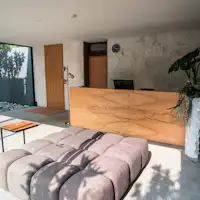 Bên trong quầy lễ tân