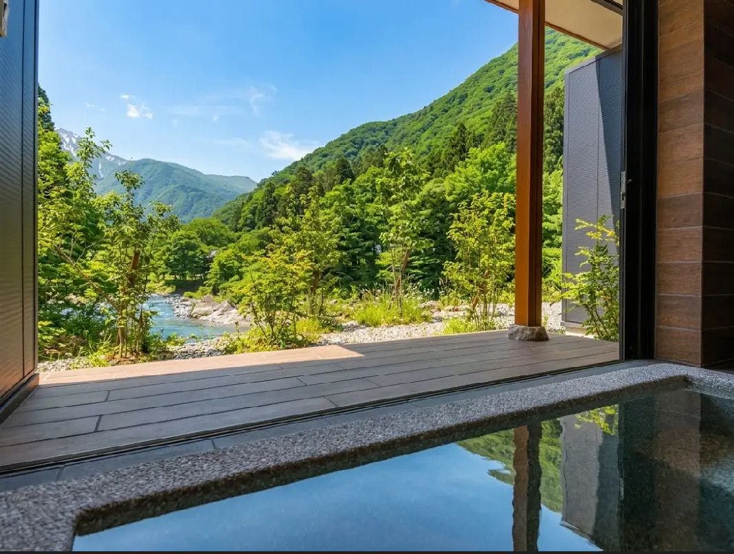 อ่างอาบน้ำกึ่งเปิดโล่งที่โปร่งสบาย พร้อมวิวแม่น้ำใสสะอาดชื่อดัง