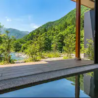 อ่างอาบน้ำกึ่งเปิดโล่งที่โปร่งสบาย พร้อมวิวแม่น้ำใสสะอาดชื่อดัง