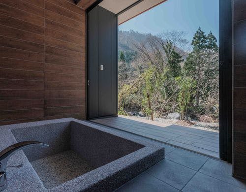 窓を開ければ開放的なバスタイム