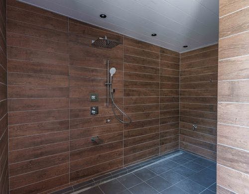 広々としたシャワースペース