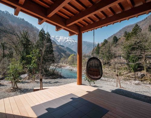 川を望むテラス