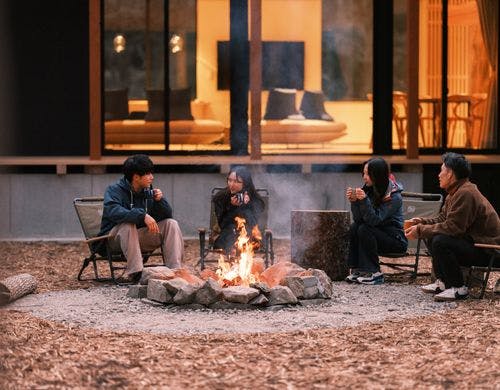 森エリアでの焚火を囲んで語らい