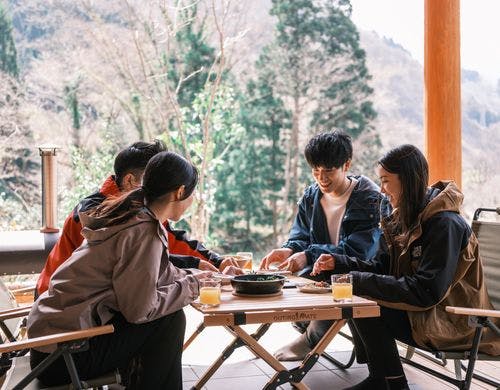 風や川のせせらぎを感じながらテラスで昼食