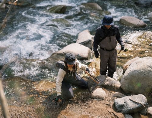 打波川の渓流と釣り客