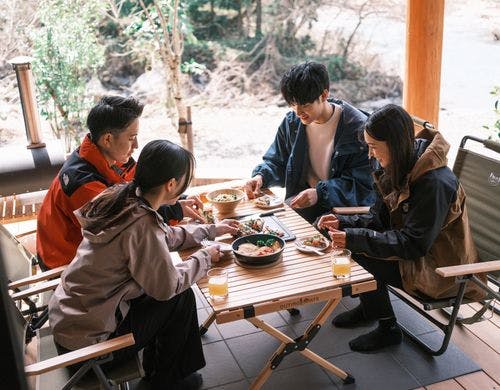 テラスで焼き立てのピザを