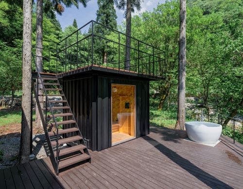 サウナには水風呂と展望デッキが！