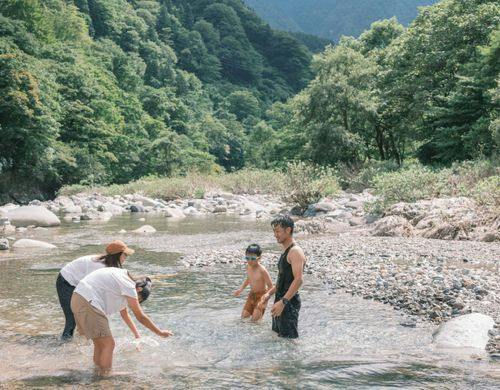 家族で楽しむヴィラ直結の清流