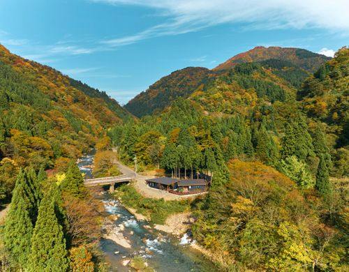 秋色に染まる山と川に佇む一棟貸しヴィラ