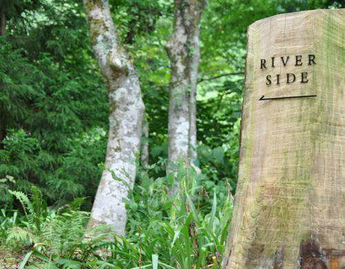 生木を活かした特注の「RIVER SIDE」サイン