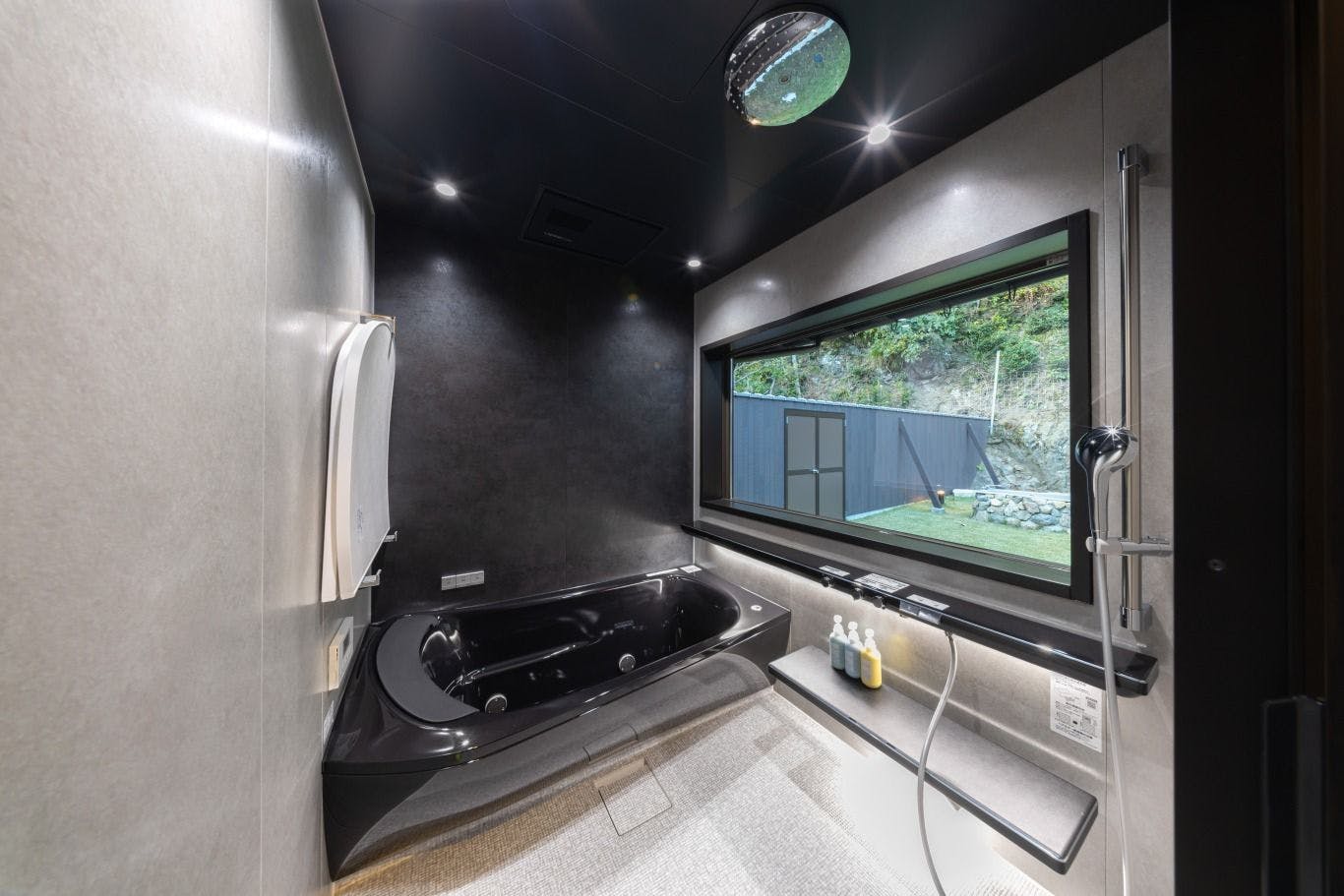 【つなぐ】バスルーム　屋外あり