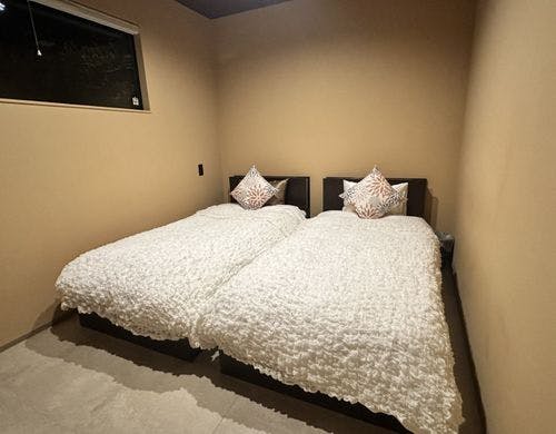 ３つの寝室にはベッドが２台ずつございます