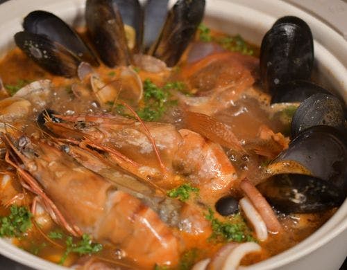 シェフによる新鮮な海鮮ブイヤベース