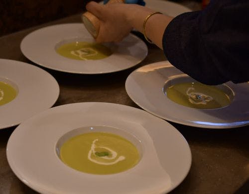 シェフによるコース料理をお届けいたします