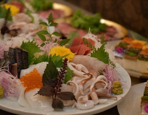 新鮮な魚介類　市場にて仕入れます