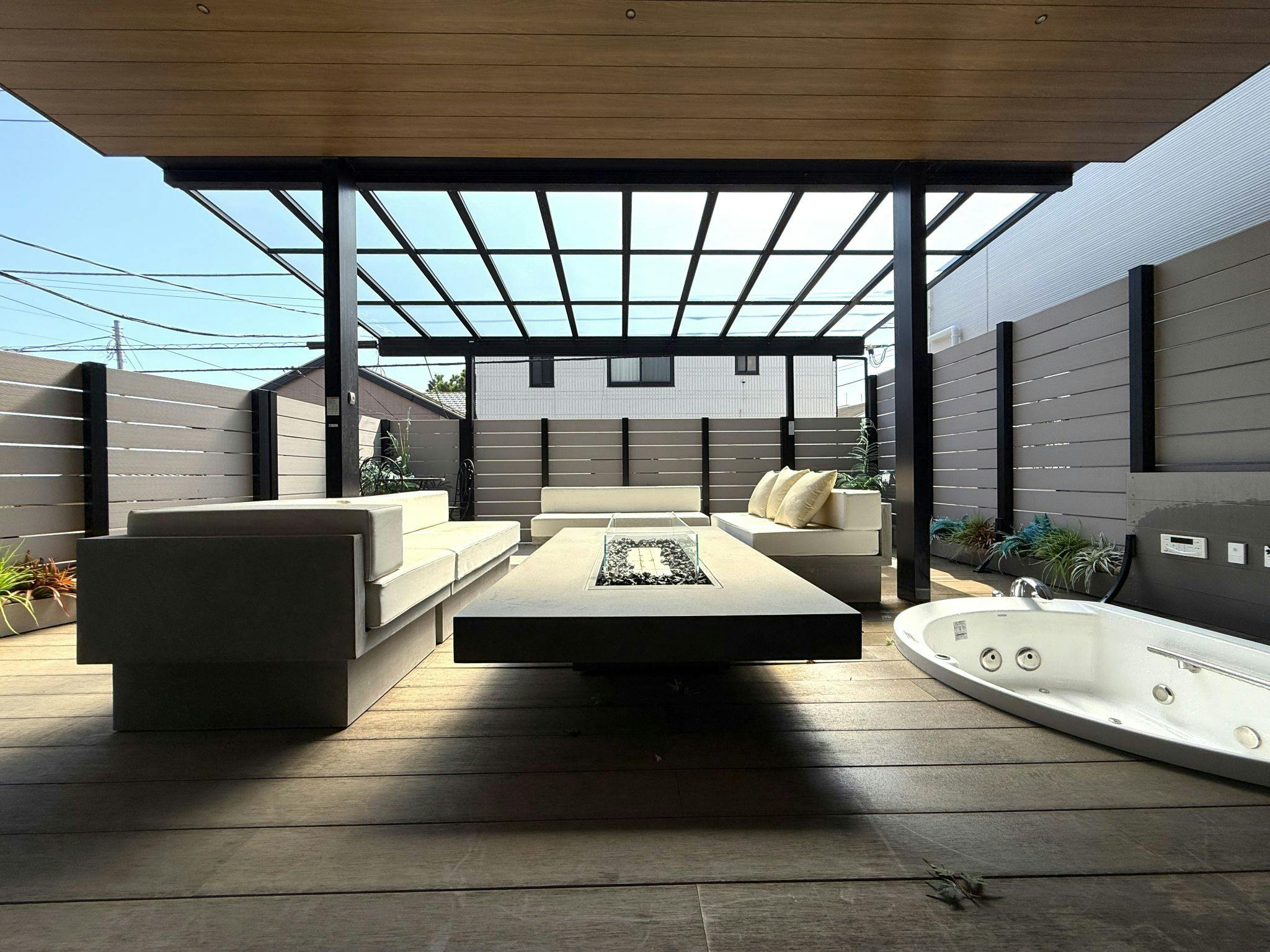 ジャグジー付きの広々テラス