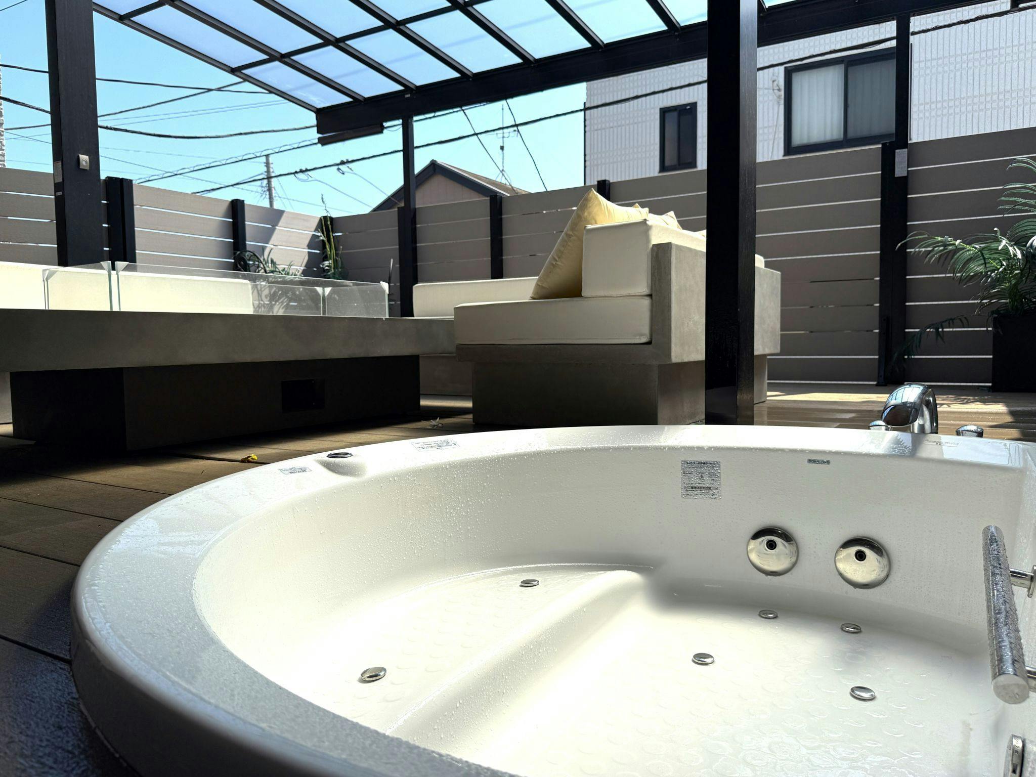 テラスに設置されたジャグジー
