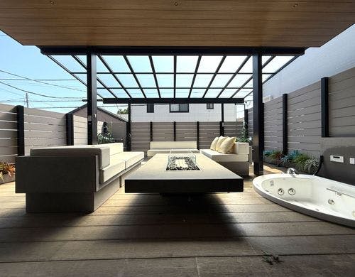 ジャグジー付きの広々テラス