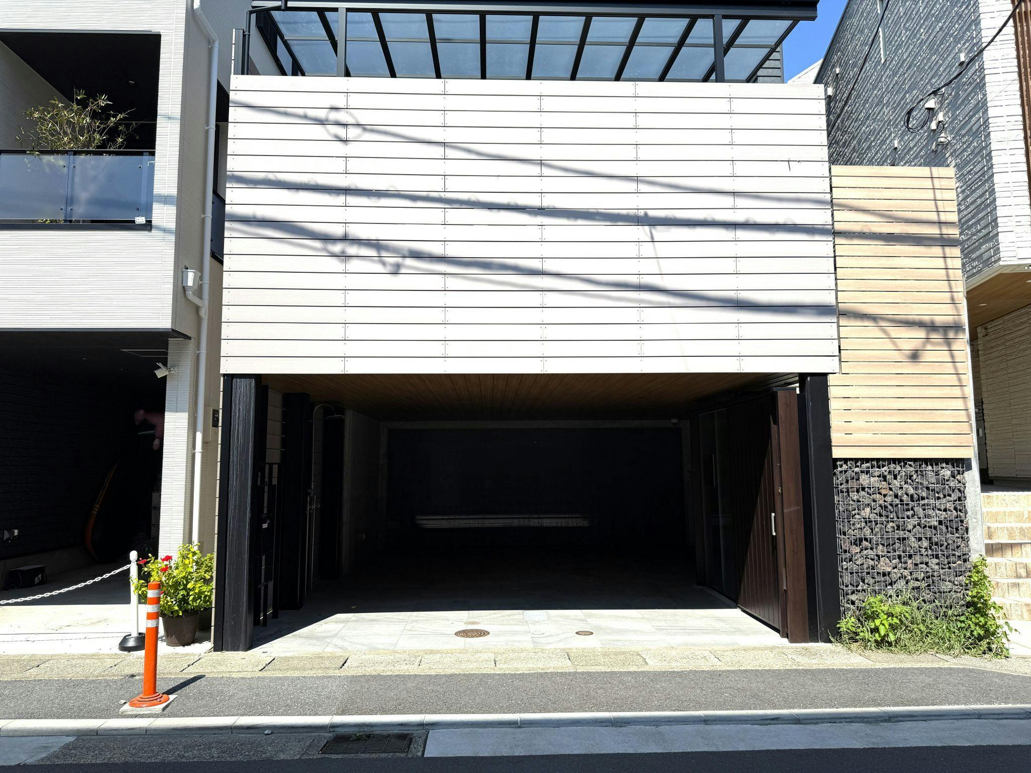 地下駐車場には大型車２台駐車可能