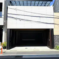 地下駐車場には大型車2台駐車可能