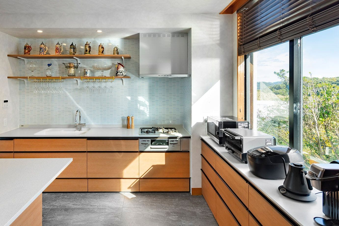 ห้องครัวที่มีอุปกรณ์ทำอาหารครบครัน