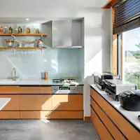 ห้องครัวที่มีอุปกรณ์ทำอาหารครบครัน