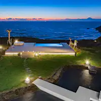 สระว่ายน้ำที่มองเห็นวิวทะเลที่สวยงาม