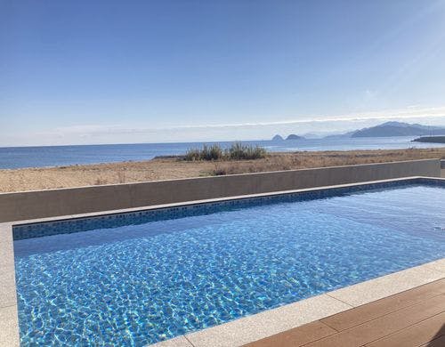プールの目の前には瀬戸内海が広がります。