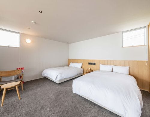 ダブルベッド２台の寝室が二部屋ございます