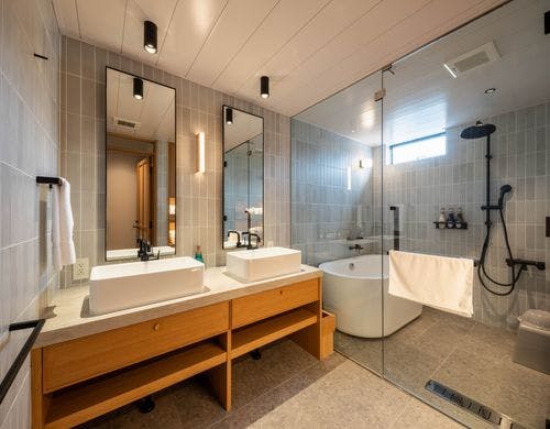 洗面所の奥にガラス張りお風呂（鍵あり）