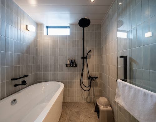 お風呂は浴槽、シャワーが２種類あります。