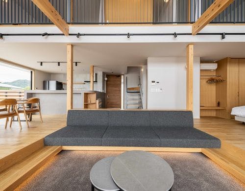 1階の真ん中には大きなソファあり。