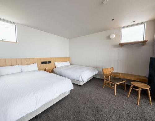 2階はダブルベッド2台の寝室が2部屋